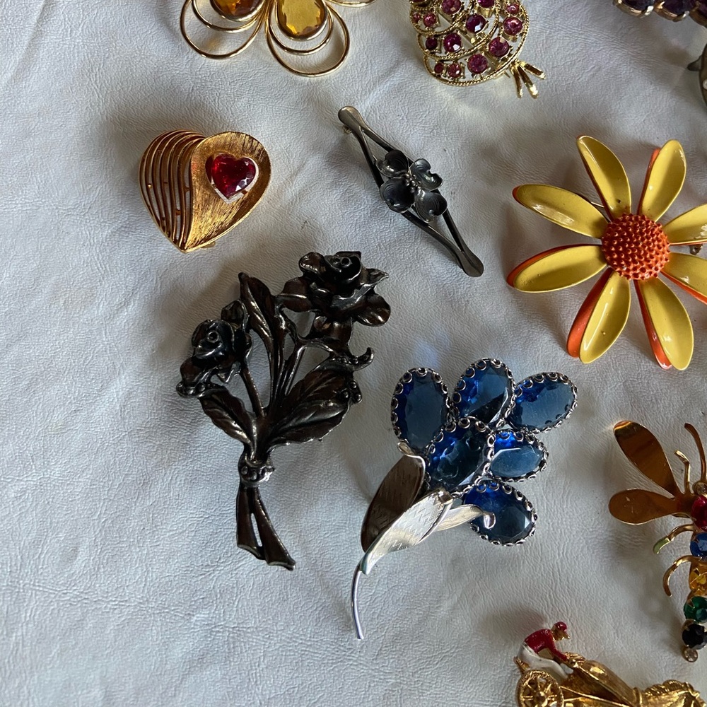 Vintage lot of 19 brooches and one handmade jewelry box - Picture 2 of 13